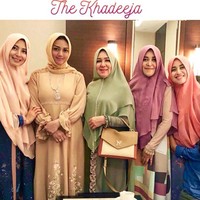 Bella Saphira tampil dengan hijab dan busana gamis berwarna cokelat saat menghadiri fashion show koleksi busana syar’i dari brand Si.Se.Sa. Penampilan Bella yang membuat pangling ini banyak mendapat pujian pengguna Instagram. Foto: Instagram/Bella Saphira
