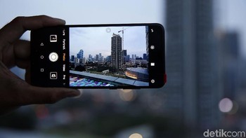 Kamera belakangnya punya konfigurasi 40 MP (f/1,8), 20 MP B/W (f/1,6), dan 8 MP (f/2,4). Tak lupa dilengkapi dengan fitur OIS, Leica optics, 3x optical zoom, phase detection, laser autofocus, dan LED flash. Foto: Amanda Rachmadita
