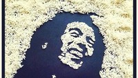 Ya! Ini rice art bentuk Bob Marley. Pasti banyak yang tidak menyangka kalau ini benar-benar terbuat dari beras. Foto: Instagram @robinthehoodofficial