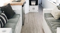 Bersama dengan empat orang anaknya, mereka menyulap interior di dalam bis sekolah tersebut menjadi sebuah rumah minimalis yang dipenuhi warna monokrom. Istimewa/Boredpanda.