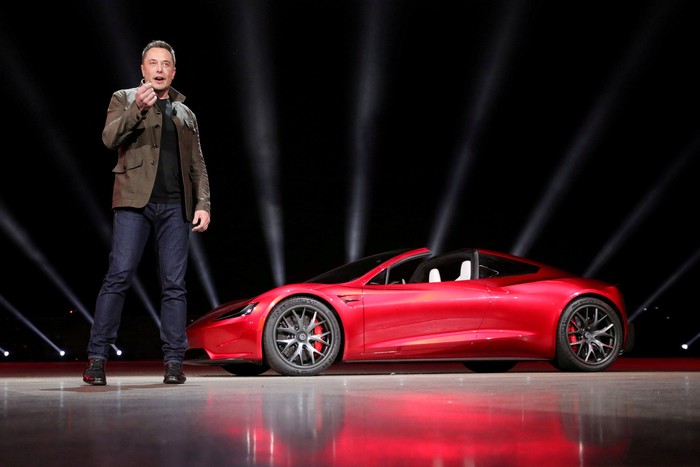 Elon Musk dan mobil Tesla. Foto: Reuters