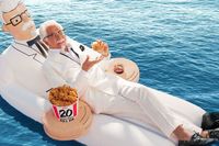 Lucunya! KFC Bagikan Hadiah Pelampung Sebesar Colonel Sanders