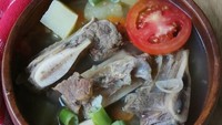 Nyum nyum! Segarnya sop iga ini karena ditambah irisan tomat. Netizen @viviunggarie ini bahkan membagikan resep andalannya. Mantap! Foto: Instagram
