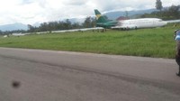 Pesawat kargo jenis Boeing 737-200 milik PT Jayawijaya Dirgantara tergelincir saat mendarat di Bandara Wamena, Papua. Kecelakaan pesawat dengan registrasi PK-JRM ini berawal dari mesin pesawat yang lepas.