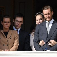 Saat pacaran hingga menikah, Putri Beatrice dan Pangeran Pierre pun kerap menunjukkan kemesraan di hadapan publik. Sama seperti pasangan Harry-Meghan, mereka pun mendobrak kebiasaan keluarga kerajaan.  Foto: Getty Images