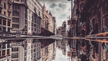 Masih dari kota Madrid. Untuk mendapatkan hasil foto yang menakjubkan Ruiz mengandalkan perspektif dan waktu yang tepat. Istimewa/Boredpanda.