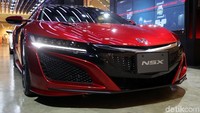Mobil sport bermesin hybrid itu tampil dengan desain aerodinamis.