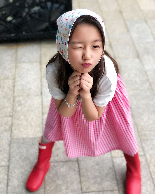  Gaya menggemaskan Haeun ketika memakai boots merah. Foto: Instagram