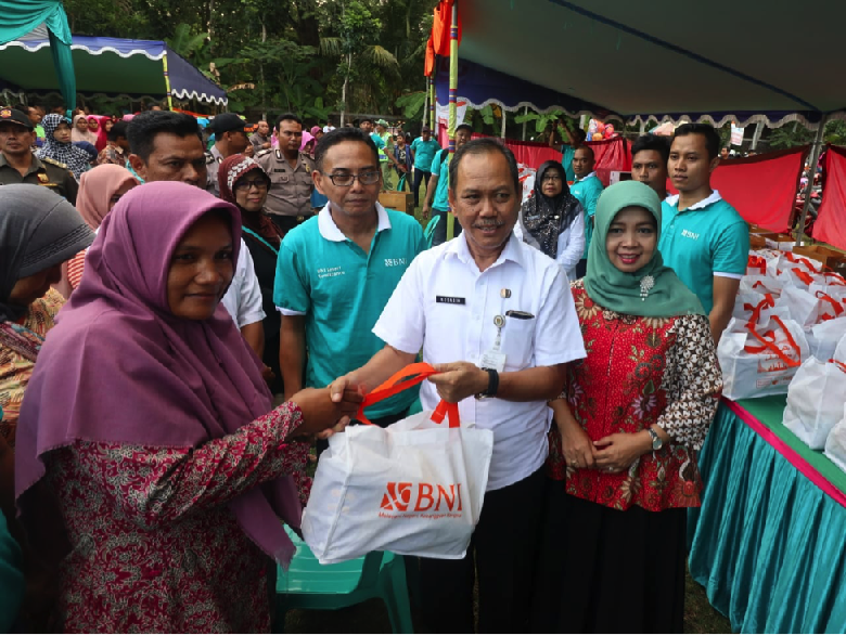 BNI Salurkan Sembako Murah untuk Keluarga Pekerja Migran Indonesia BNI Salurkan Sembako Murah untuk Keluarga Pekerja Migran Indonesia