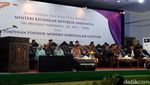 Gaya Sri Mulyani Berjilbab di Pesantren Ponorogo