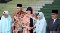 Mantan Direktur Pelaksana Bank Dunia tersebut tiba di Pondok Modern Darussalam Gontor pada jam 06.15 WIB, didampingi suaminya, Tonny Sumartono, dan Sekjen Kementerian Keuangan Hadiyanto. Sri Mulyani mengenakan jilbab merah muda dan disambut oleh para pimpinan Pondok Modern Darussalam Gontor.
