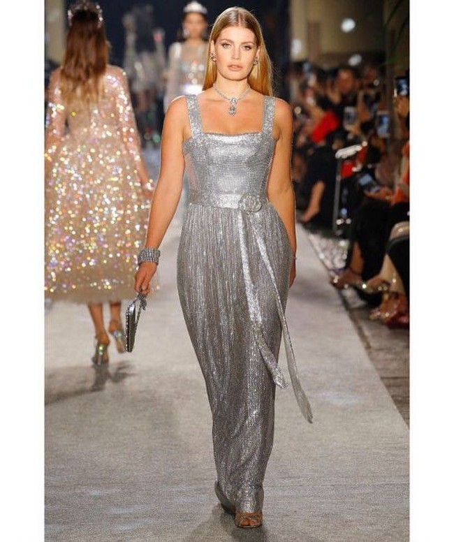 Lady Kitty Spencer memiliki selera busana yang menawan. Tak heran desainer sekelas Dolce & Gabbana pernah meminta Kitty berjalan di fashion show miliknya. Foto: Dok. Instagram/Kitty Spencer