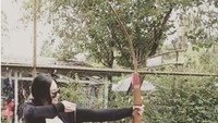 Panahan nampaknya menjadi olahraga yang digemari banyak orang. Sampai-sampai Aura Kasih pun gemar olahraga ini. (Foto: Instagram/aurakasih) 