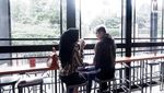 Cantiknya Zaskia Sungkar Saat Sedang Ngopi hingga Makan Seafood