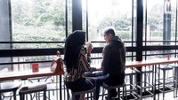 Pasangan yang serasi ya. Irwansyah dan Zaskia Sungkar pun selalu terlihat bersama dan romantis. Foto: Instagram @zaskiasungkar15