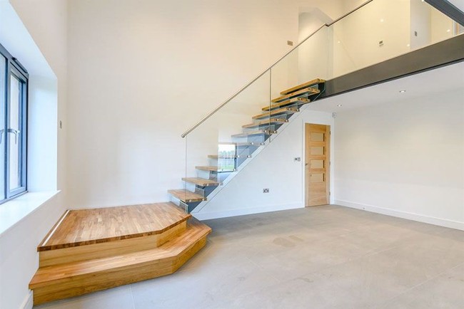 Rumah ini memiliki dua lantai yang masing-masing cukup besar dan luas. Foto: Dok. Bored Panda, Rightmove.co.uk