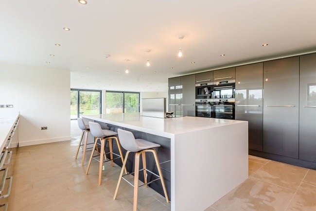 Dapur serta perkakas dan furnitur yang sudah komplit. Foto: Dok. Bored Panda, Rightmove.co.uk