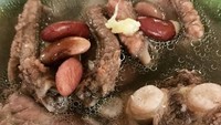 Wah sop iganya menggoda karena ditambah kacang merah. Kuah kaldunya yang berminyak juga bikin makin lahap makan nih. Foto : instagram @na28_lyns