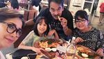 Tetap Cantik di Usia 67 Tahun, Ini Gaya Kulineran Artis Senior Widyawati