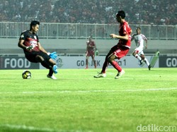 Novri dengan dingin mencetak gol dengan tenang lewat tembakan melewati kedua kaki Dede Sulaiman.