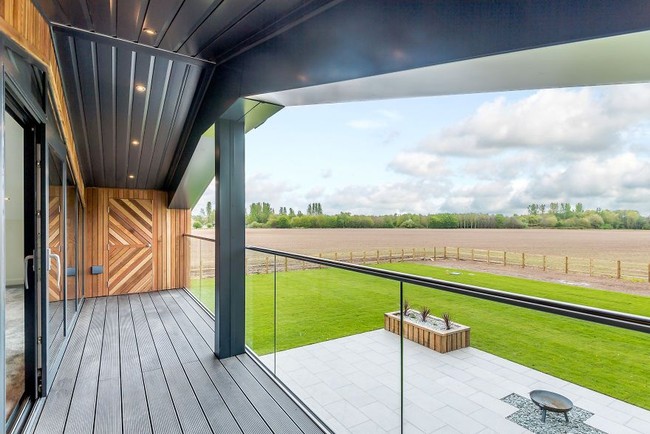 Pemandangan menyejukkan dari balkon berdesain unik. Foto: Dok. Bored Panda, Rightmove.co.uk