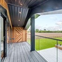 Pemandangan menyejukkan dari balkon berdesain unik. Foto: Dok. Bored Panda, Rightmove.co.uk