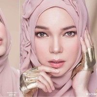 Dewi Sandra dalam foto sebelum dan sesudah diedit karya Rio Motret terlihat sama memesonanya. Tidak terlihat perbedaan berarti dari kedua foto ini. Rio hanya membuat makeup wajah Dewi Sandra yang telah diedit menjadi lebih tegas. Foto: Instagram/@riomotret