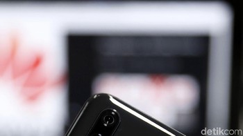 Untuk lapisan bodi, P20 Pro punya bodi dengan material kaca. Tentu lapisan kaca membuat mudah sidik jari membekas. Foto: Amanda Rachmadita