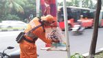Foto: Before-After Coretan Banner Asian Games yang Dibersihkan