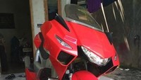 Di Facebook, Shabil membagikan foto-foto modifikasi motor Supra 125 menjadi sebuah moge. Moge bermesin 125 cc itu pun dijual. Kepada detikOto, Shabil mengaku moge 125 cc itu dibuat untuk menyalurkan hobinya. Foto: Dok. Facebook Ahmad Sabil