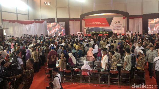 Suasana pembagian sertifikat tanah di Kuningan, Jawa Barat