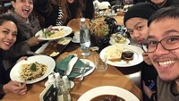 Memiliki nama lengkap Titi Dwijayati, Titi memiliki hobi travelling dan kulineran. Ketika berlibur ke Praha, Titi menyantap sajian pasta bersama teman-temannya. Foto: Instagram @ti2dj