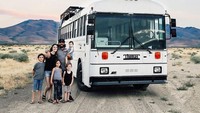 Gabriel dan Debbie memutuskan untuk membeli sebuah bis sekolah dan mengubahnya menjadi sebuah karavan. Istimewa/Boredpanda.
