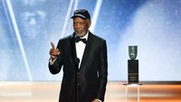 Morgan Freeman meninggalkan kariernya sebagi pilot pesawat tempur dan memilih menjadi aktor. Namun ia baru menuai kesuksesan di usia 50 tahun lewat film Streer Smart pada tahun 1987. Kevin Winter/Getty Images