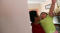 Biasanya ia selalu bermain bersama anak saat sang istri sedang sibuk memasak atau mengerjakan pekerjaan rumah.