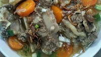 Daging iga dan tetelan berpadu dalam satu mangkuk sup berisi potongan wortel. Makin sedap diguyur kuah kaldu sapi yang harum dan gurih. Foto : instagram @aras_galeri
