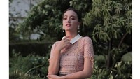 Kenalkan, gadis cantik ini bernama Mawar Eva de Jongh. Namanya diperbincangkan netizen karena gadis ini akan beradu akting dengan Iqbaal Ramadhan di film Bumi Manusia. Foto: Instagram Mawar Eva