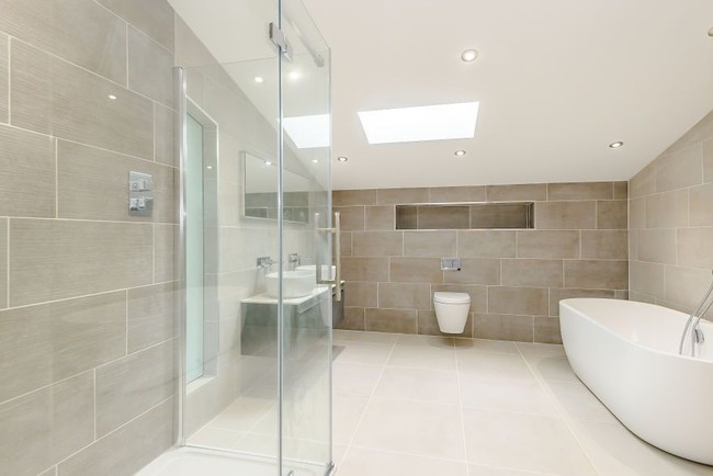 Adapun kamar mandi juga dibuat sangat luas sehingga lebih nyaman dipakai. Foto: Dok. Bored Panda, Rightmove.co.uk