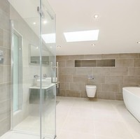 Adapun kamar mandi juga dibuat sangat luas sehingga lebih nyaman dipakai. Foto: Dok. Bored Panda, Rightmove.co.uk