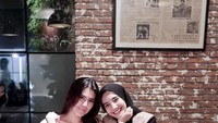 Seusai meeting, wanita 27 tahun ini terlihat asyik ngobrol bersama dengan sahabatnya. Foto: Instagram @zaskiasungkar15
