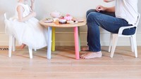 Pose suami Kate dan anak perempuannya ini bikin gemas. Keduanya menikmati teh dengan camilan manis di depannya. Foto: Instagram kweilz