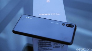 Smartphone ini punya layar berukuran 6,1 inch dengan resolusi 1080 x 2240 pixels dan aspek rasio 18:9. Karenanya jangan heran apabila ponsel ini terlihat bongsor dan panjang. Foto: Amanda Rachmadita