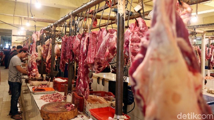 Pedagang daging sapi melayani pembeli di Pasar Tradisional Kebayoran Lama, Jakarta, Jumat (25/5/2018).