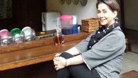 Sedang ada di warung makan. Wah, selain teh manis kira-kira Widyawati ingin menikmati makanan apa ya? Foto: Instagram @phandya