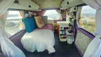 Ellen membeli sebuah Van Mini Camper dan merombaknya menjadi kamar seperti di rumahnya. Dengan pilihan warna ungu dan putih yang mendominasi interiornya. Vintage banget deh!. Istimewa/Boredpanda.