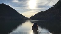 Dinda  pun terpaku melihat keindahan Ranu Kumbolo. (Instagram/Dellie Dinda)