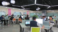 Fasilitas cafe untuk para pelaku start up. Mereka disediakan co-working space untuk para pelaku start up, air, listrik, konsultasi, rekrutmen, investasi, dan pengelolaan keuangan (Fitraya/detikFinance)