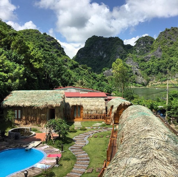 Tersembunyi di balik bukit dan pepohonan hijau, traveler bisa menemukan Central Backpackers Hostel di Catba, Vietnam. Hostel yang satu ini bisa disebut sebagai oase yang tersembunyi (@whycaits/Instagram) Tersembunyi di balik bukit dan pepohonan hijau, traveler bisa menemukan Central Backpackers Hostel di Catba, Vietnam. Hostel yang satu ini bisa disebut sebagai oase yang tersembunyi (@whycaits/Instagram)