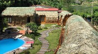 Tersembunyi di balik bukit dan pepohonan hijau, traveler bisa menemukan Central Backpackers Hostel di Catba, Vietnam. Hostel yang satu ini bisa disebut sebagai oase yang tersembunyi (@whycaits/Instagram)