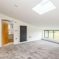 Bangunan didominasi material kayu yang menghiasi bagian eksteriornya. Berdiri tegak di atas hamparan rumput hijau, Rob sukses mengubah gudang tua jadi rumah impian banyak orang. Foto: Dok. Bored Panda, Rightmove.co.uk